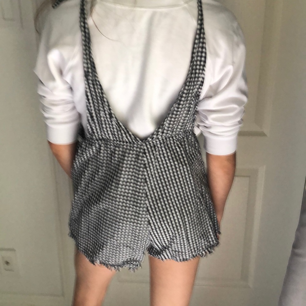A romper - Picture 2 of 5